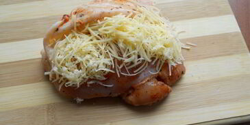 куриные бедрышки с сыром, запеченные в овощном соке