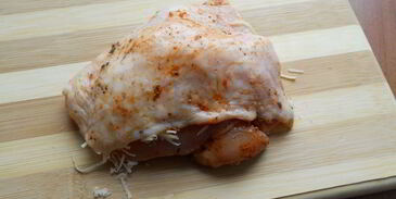 куриные бедрышки с сыром, запеченные в овощном соке