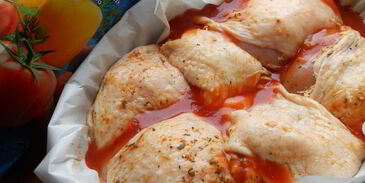 куриные бедрышки с сыром, запеченные в овощном соке