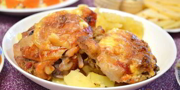 куриные бедрышки с сыром, запеченные в овощном соке