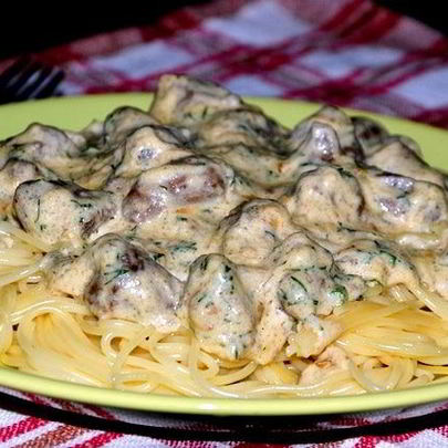 Куриные сердечки в сырном соусе