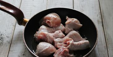 курица тушеная с луком