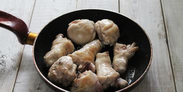 курица тушеная с луком