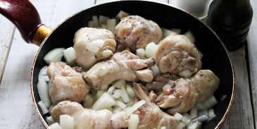 курица тушеная с луком
