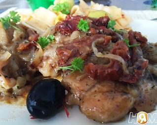 Курица в кокосовом молоке с вялеными томатами