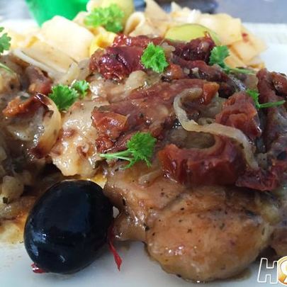 Курица в кокосовом молоке с вялеными томатами