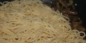 лапша с грибами и куриными сердечками