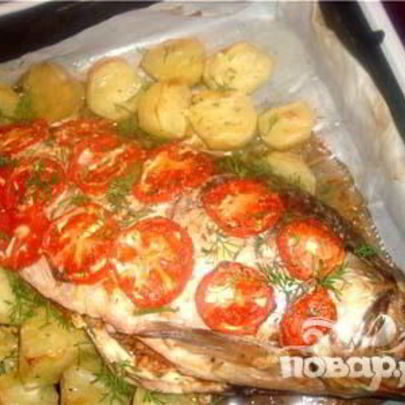 Сазан, фаршированный икрой и сухарями