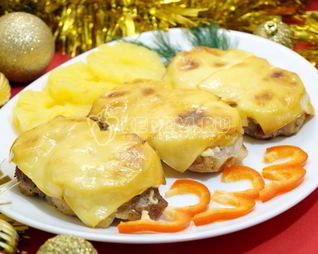 Свинина с ананасами и сыром