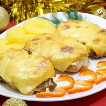 Свинина с ананасами и сыром