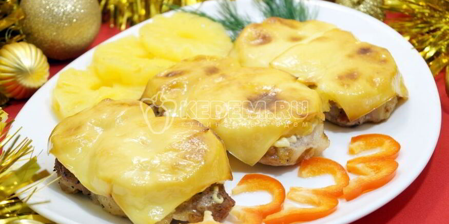 Рецепт свинины с ананасами и сыром