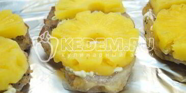 свинина с ананасами и сыром