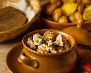 Свинина с грибами, тушенная в сметане