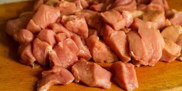 свинина с грибами, тушенная в сметане