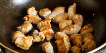 свинина с грибами, тушенная в сметане