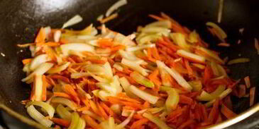 свинина с грибами, тушенная в сметане