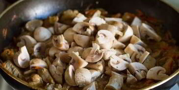 свинина с грибами, тушенная в сметане