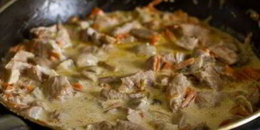 свинина с грибами, тушенная в сметане