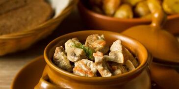 свинина с грибами, тушенная в сметане