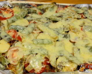 Свинина, запеченная с овощами и сыром