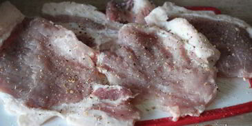 свинина, запеченная с овощами и сыром