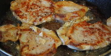 свинина, запеченная с овощами и сыром