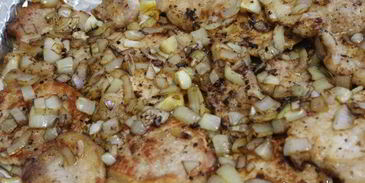 свинина, запеченная с овощами и сыром