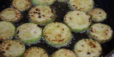 свинина, запеченная с овощами и сыром