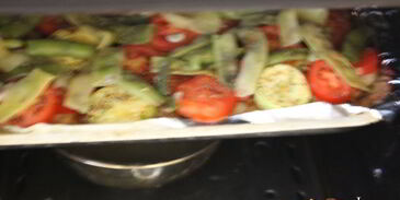 свинина, запеченная с овощами и сыром