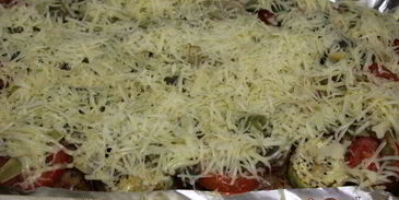 свинина, запеченная с овощами и сыром