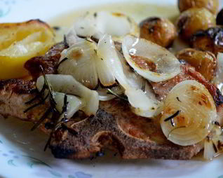 Свиные отбивные с луком