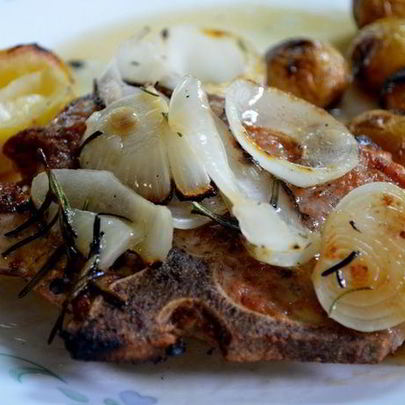 Свиные отбивные с луком