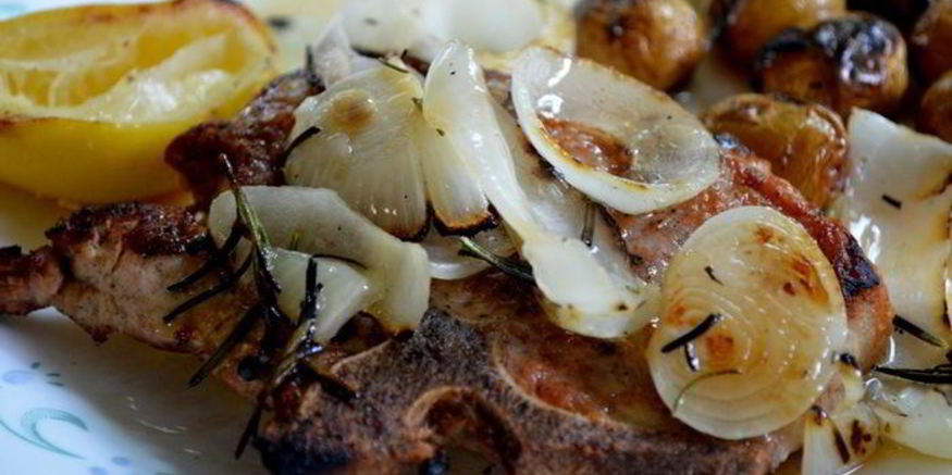 Рецепт свиных отбивных с луком