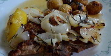 свиные отбивные с луком