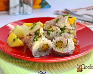 Свиные рулетики, фаршированные морковью с картофелем на пару