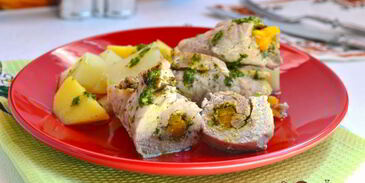 свиные рулетики, фаршированные морковью с картофелем на пару