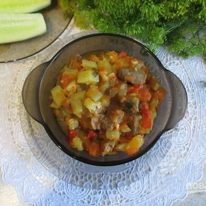 Тушеная говядина с баклажанами и кабачками