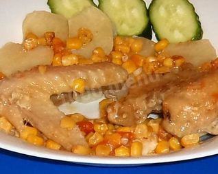 Тушеная курица с кукурузой и томатами