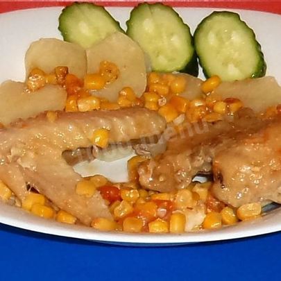 Тушеная курица с кукурузой и томатами