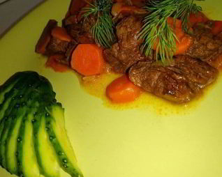 Тушенное в вине мясо с овощами