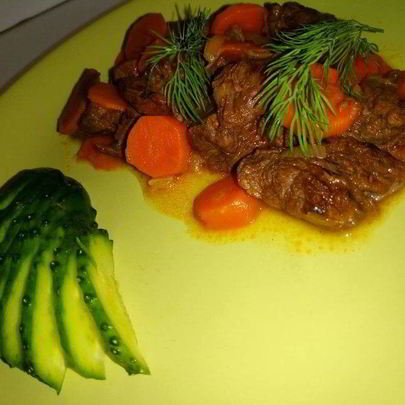 Тушенное в вине мясо с овощами