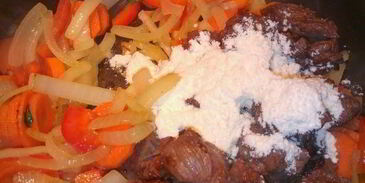 тушенное в вине мясо с овощами