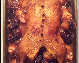 Утка со сливами и капустой