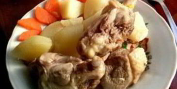 утка, тушенная с картошкой