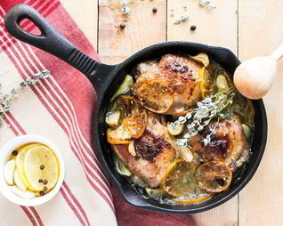 Жареные куриные бедра с прованскими травами и лимоном