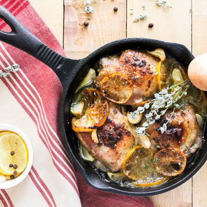 Жареные куриные бедра с прованскими травами и лимоном