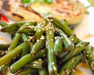 Фасоль с чесноком и соевым соусом