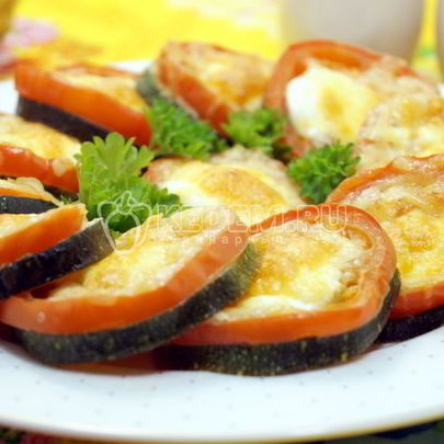 Кабачки с помидорами и сыром