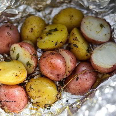 Картофель с тимьяном на углях