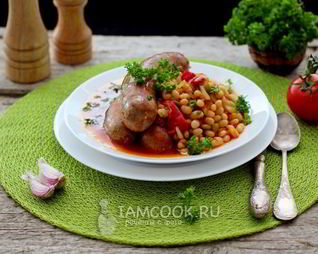 Колбаски с фасолью в томатном соусе